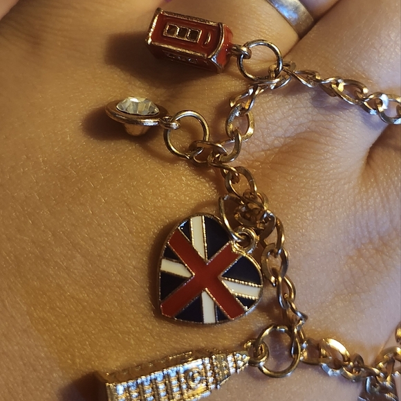 NWOT Cute Golden London Themed Charm Bracelet - Picture 3 of 5